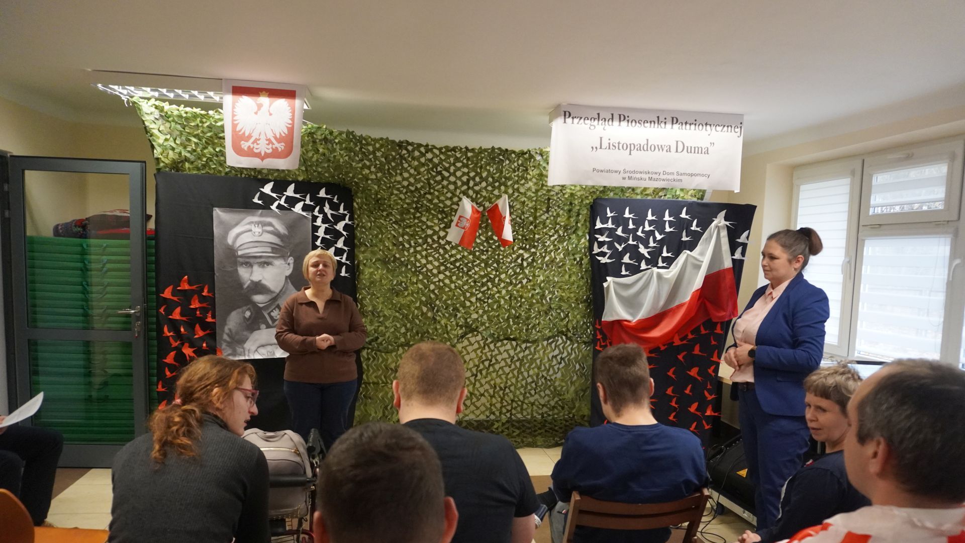 Galeria: Pani Dyrektor Justyna Juszczak wita wszystkich zgromadzonych podczas Przeglądu Piosenki Patriotycznej ''Listopadowa Duma''.