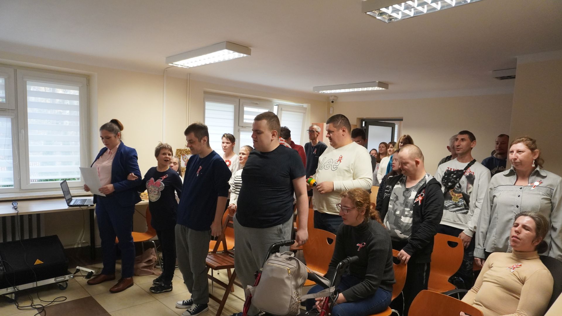 Uczestnicy i terapeuci śpiewają hymn Polski.
