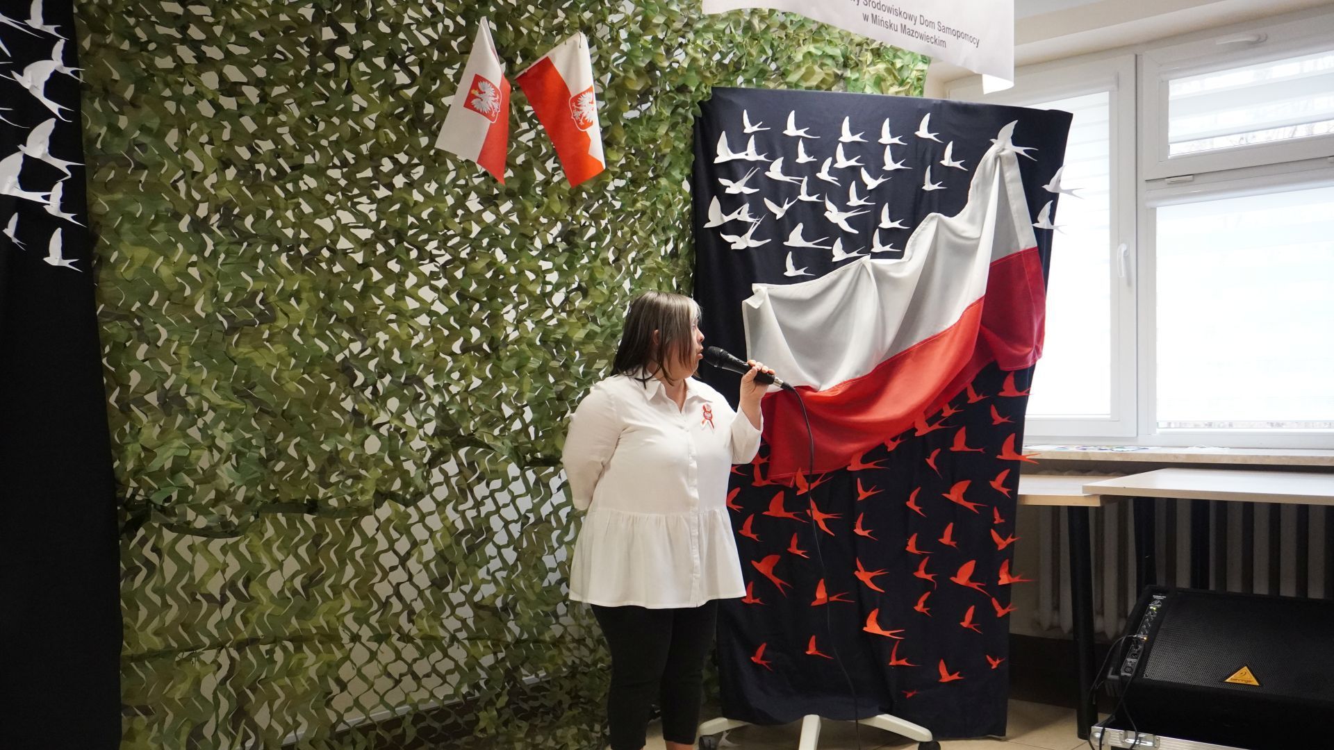 Uczestniczka Elżbieta śpiewa podczas Przeglądu Piosenki Patriotycznej ''Listopadowa Duma''.