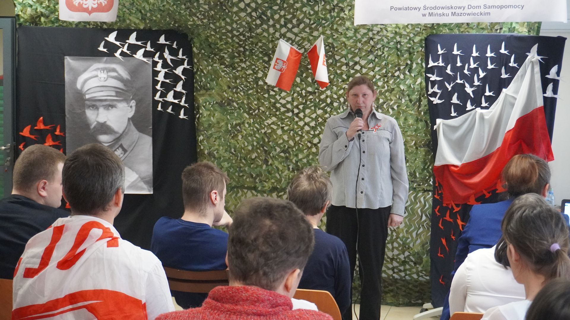 Uczestniczka Magdalena występuje podczas Przeglądu Piosenki Patriotycznej ''Listopadowa Duma''.