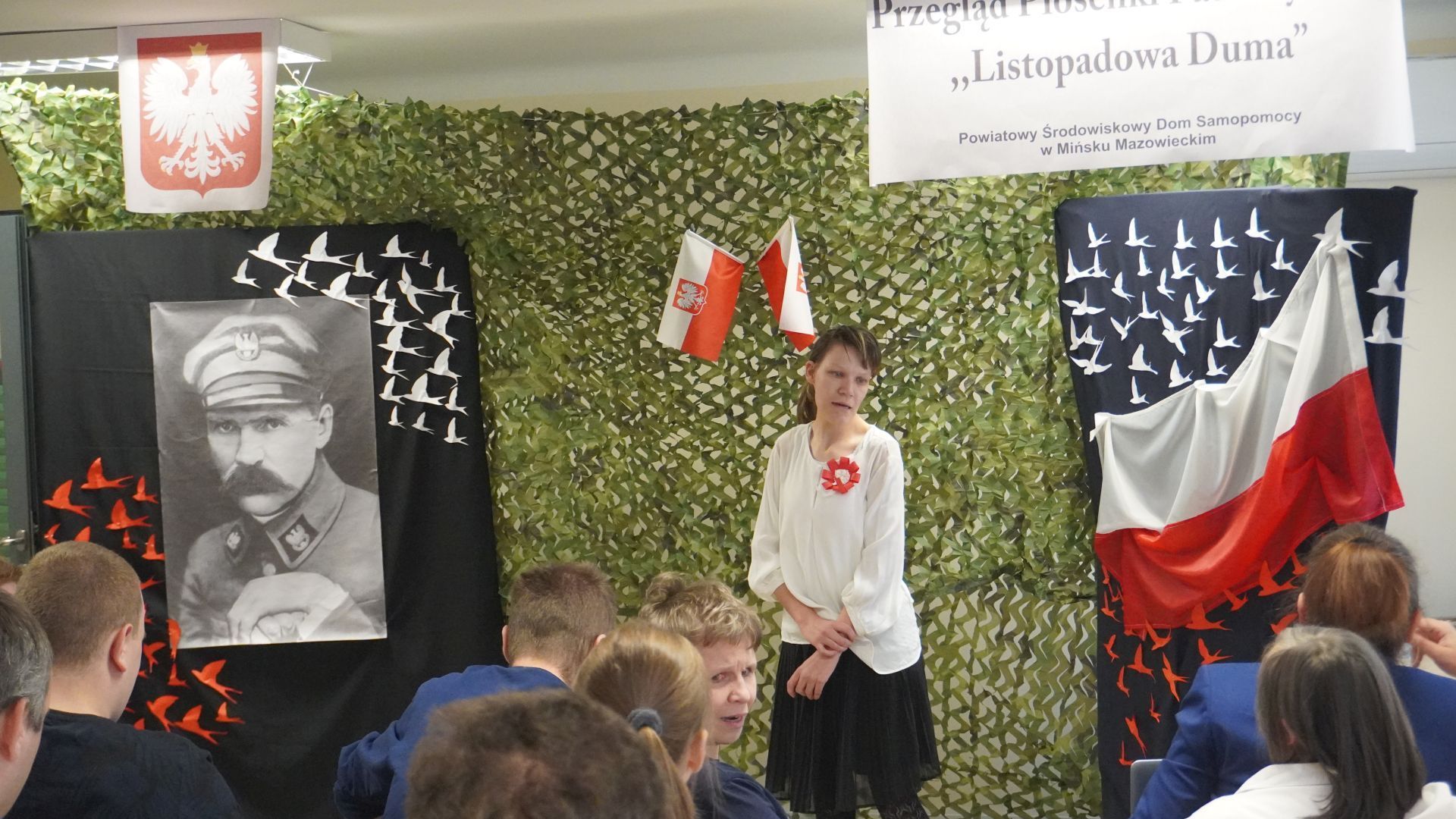 Uczestniczka Małgorzata występuje podczas Przeglądu Piosenki Patriotycznej ''Listopadowa Duma''.