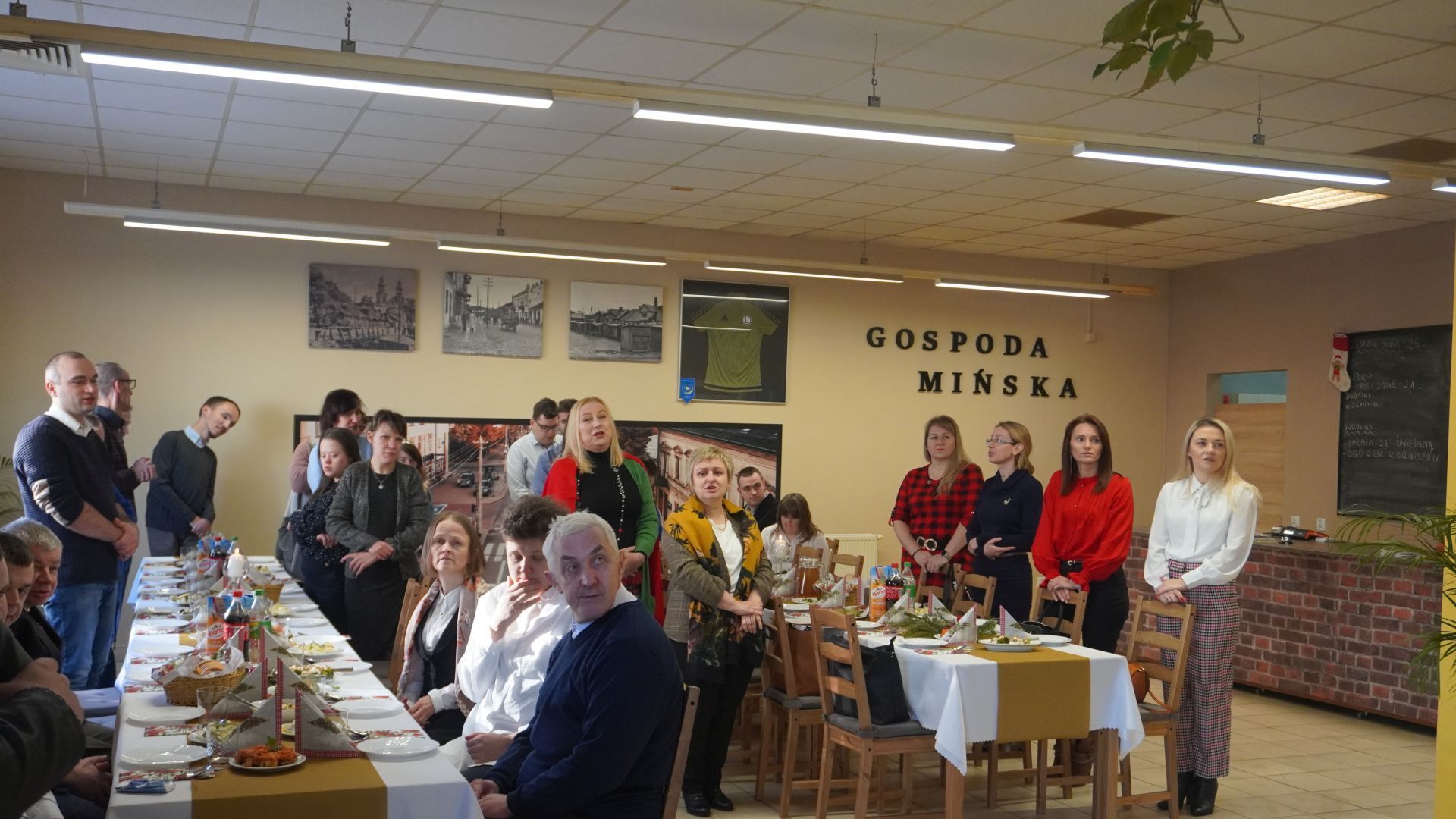 Uczestnicy, pracownicy PŚDS oraz zaproszeni goście podczas oficjalnej ceremonii spotkania opłatkowego w ''Gospodzie Mińskiej''.