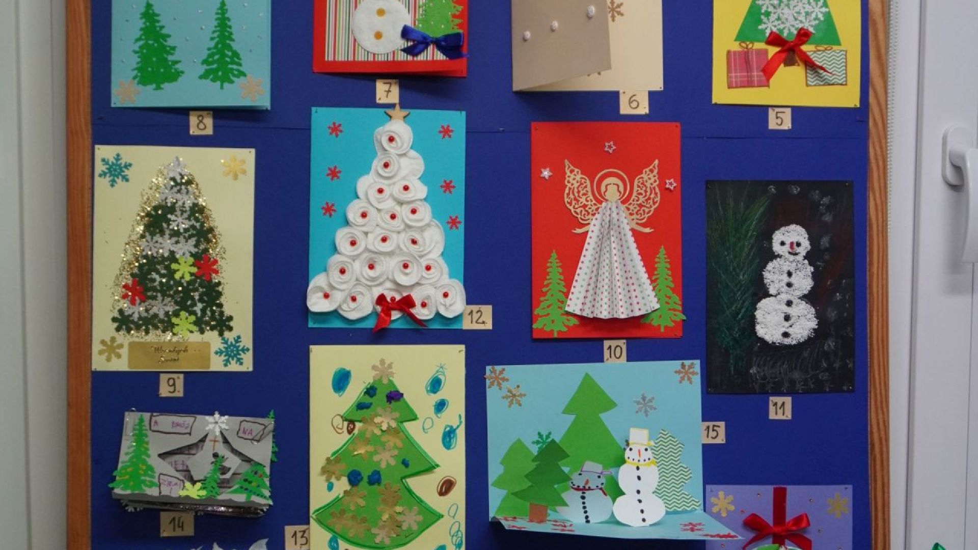 Wystawa kartek bożonarodzeniowych wykonanych podczas warsztatów świątecznych.  