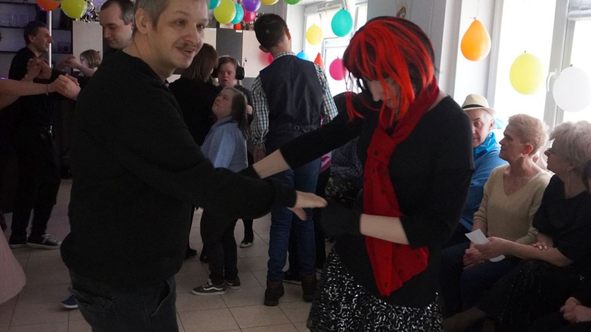 Uczestnicy Ania i Michał tańczą w parze.