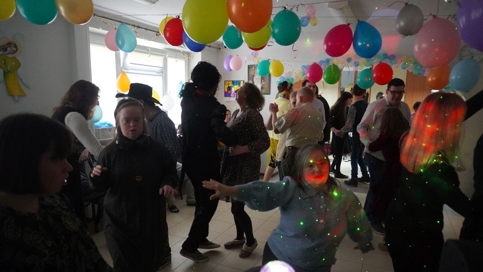 Tańce podczas balu karnawałowego. 