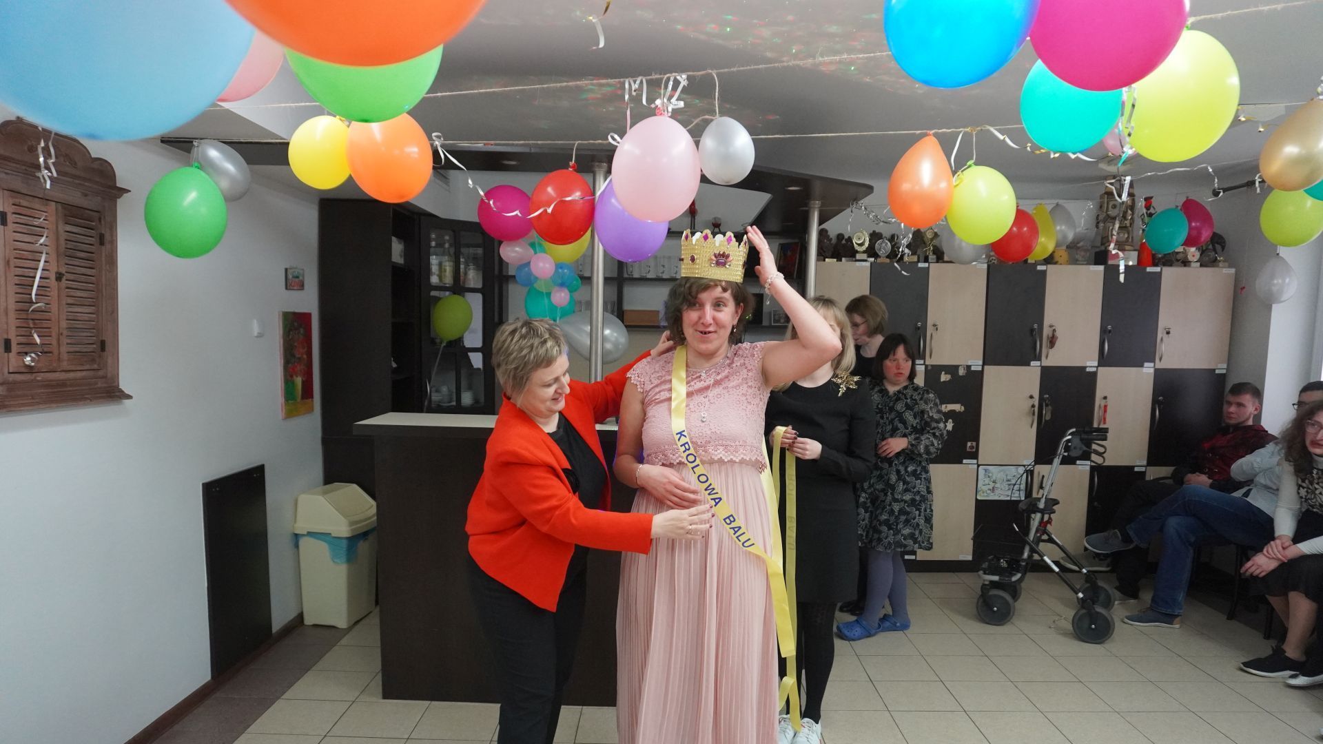 Pani dyrektor Justyna Juszczak zakłada szarfę królowej balu.