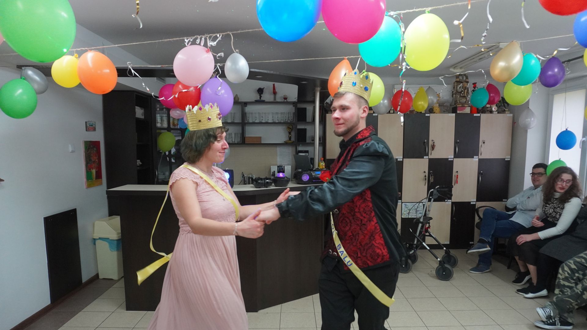 Wspólny taniec króla i królowej balu. 