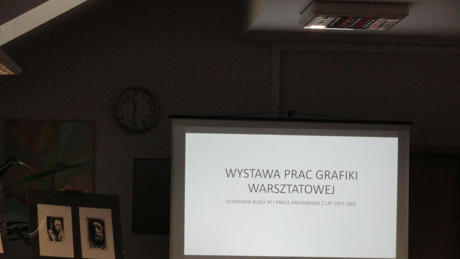 Galeria: Slajd z napisem wystawa prac grafiki warsztatowej. Uczniowie klasy 3P i prace archiwalne z lat 1971-2005.