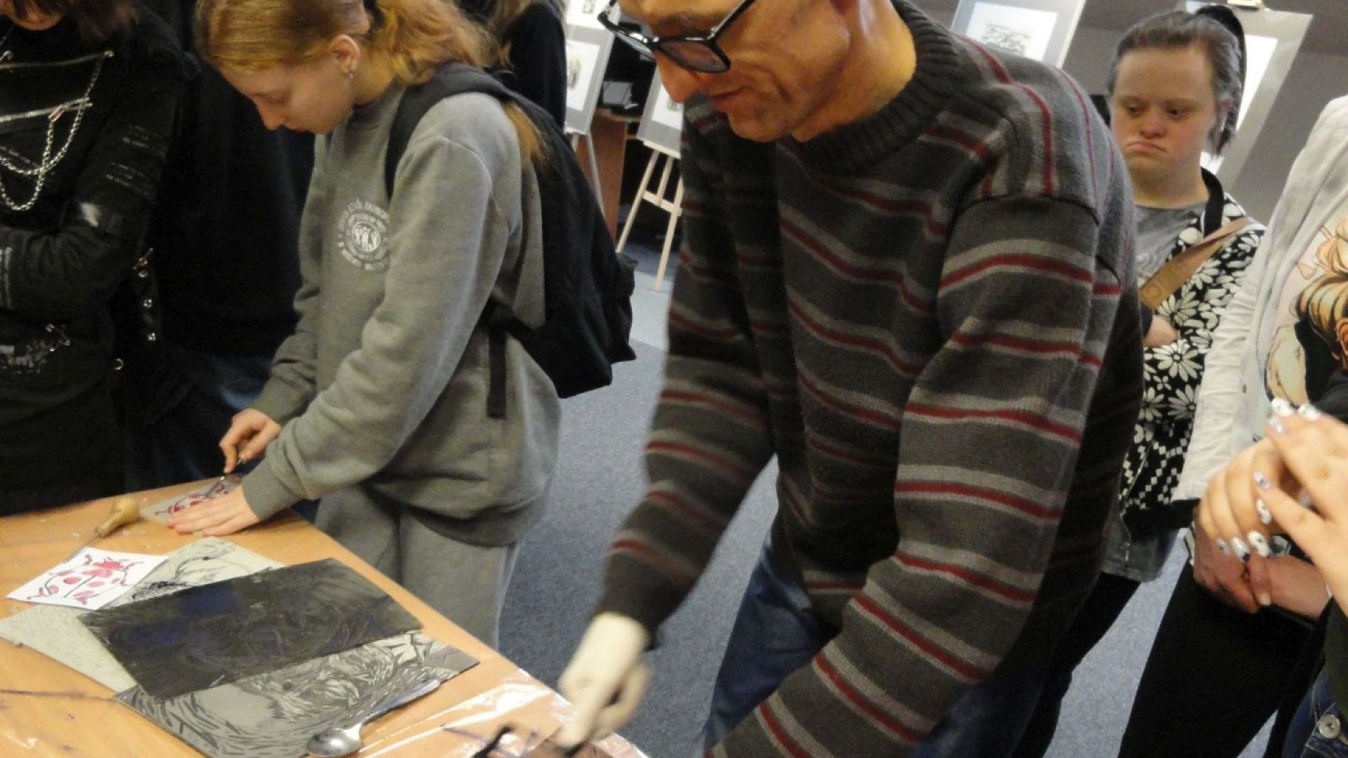 Uczestnik wykonuje linoryt podczas wernisażu w Bibliotece Pedagogicznej w Mińsku Mazowieckim. 