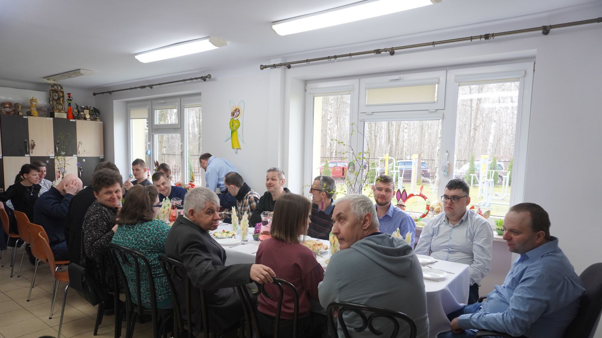 Uczestnicy zasiedli do stołu podczas spotkania wielkanocnego.