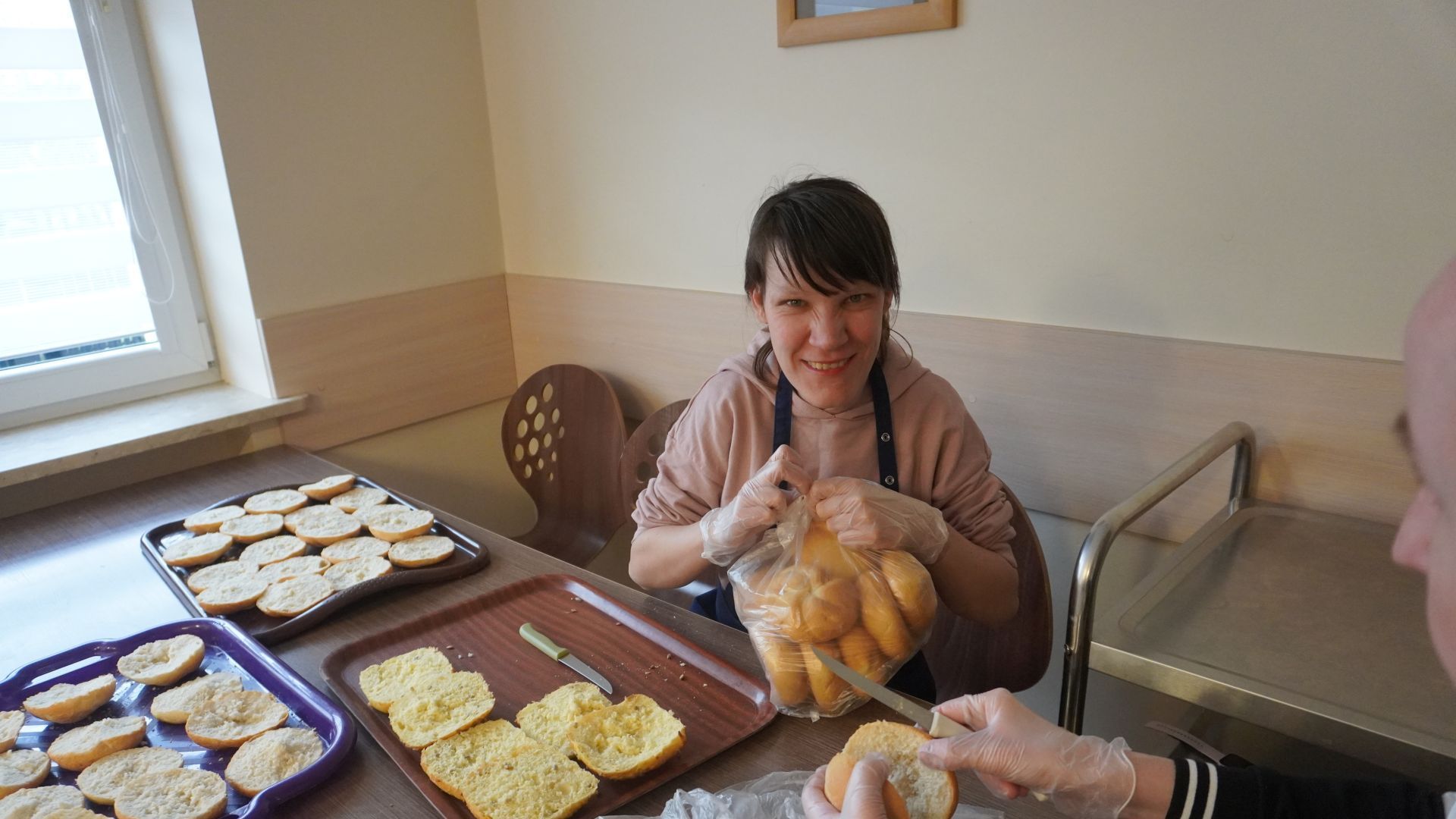 Uczestniczka przygotowuje kolację podczas wieczornych zajęć integracyjnych.