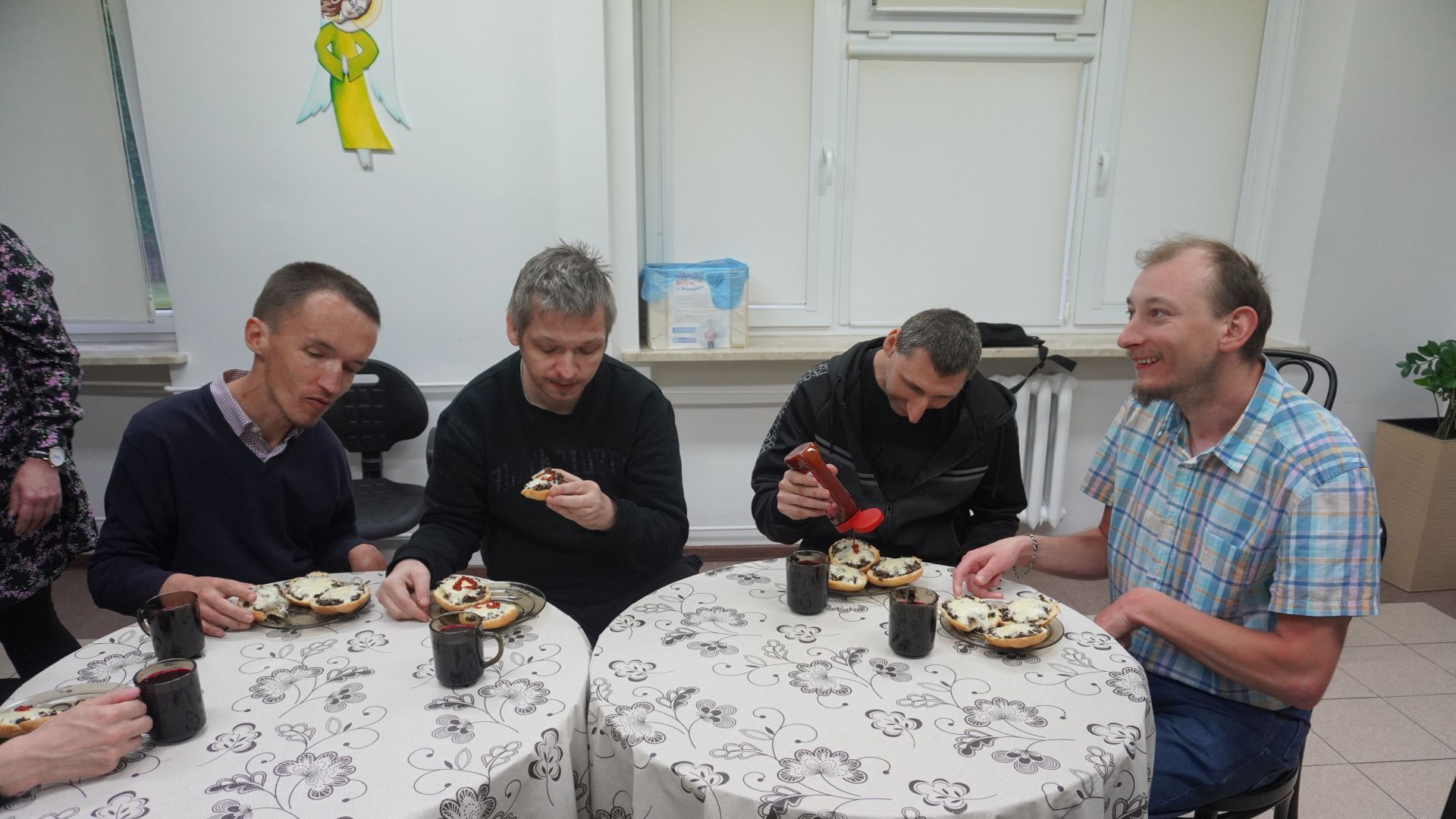 Uczestnicy podczas zajęć integracyjnych zajadają na kolację pyszne zapiekanki z pieca. 