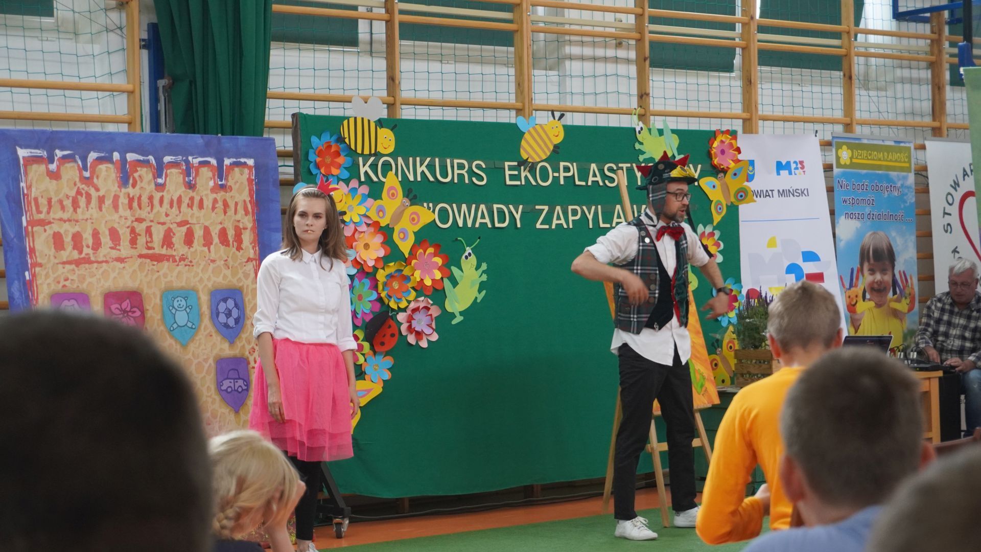 Występ zespołu ''Tańcobajki'' podczas rozstrzygnięcia eko-plastycznego konkursu ''Owady zapylające'' w ZSS Ignacowie.  