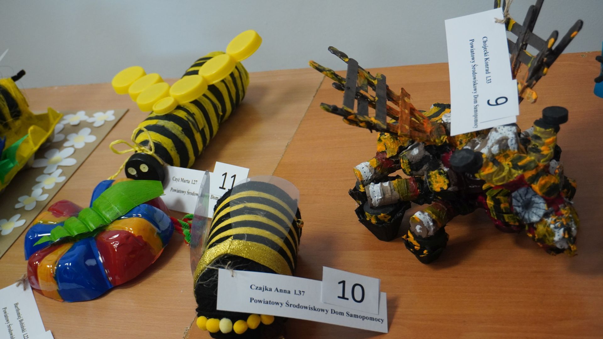 Wystawa prac recyklingowych Uczestników naszego Domu, wykonanych w ramach eko-plastycznego konkursu ''Owady zapylające''.
