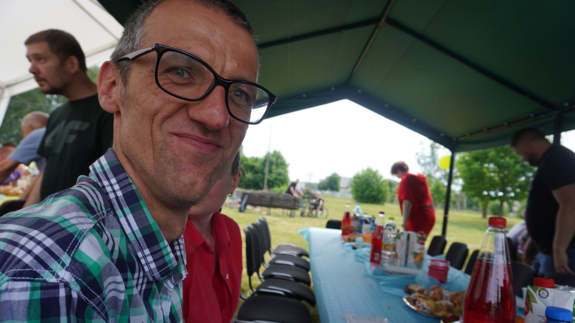 Uczestnik Grzegorz podczas Pikniku Rodzinnego ''Całkiem nowa bajka'' w DPS w Kątach.