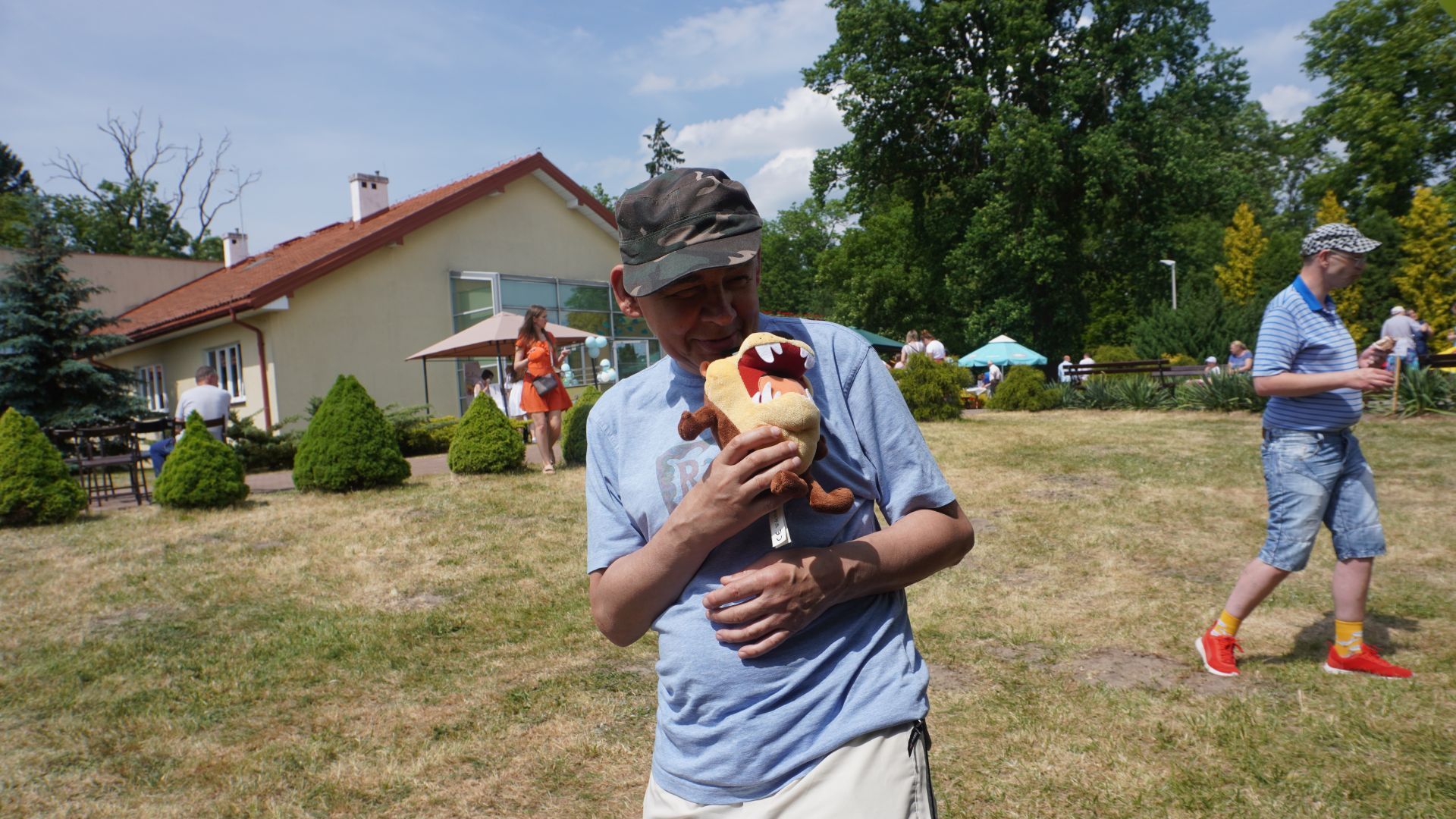 Uczestnik Sławek pozuje do zdjęcia z wygraną w loterii fantowej podczas Pikniku Rodzinnego ''Całkiem nowa bajka'' w DPS w Kątach.