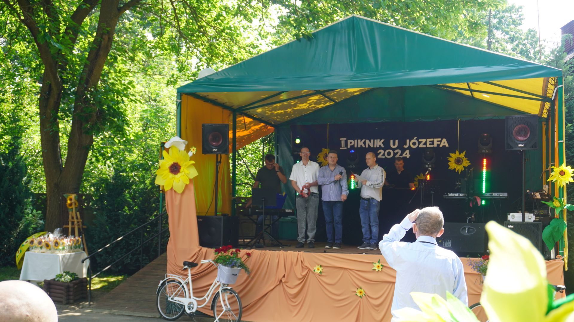 Występ artystyczny w wykonaniu Uczestników imprezy ''II Piknik u Józefa'' w Domu Pomocy Społecznej św. Józefa w Mieni. 
