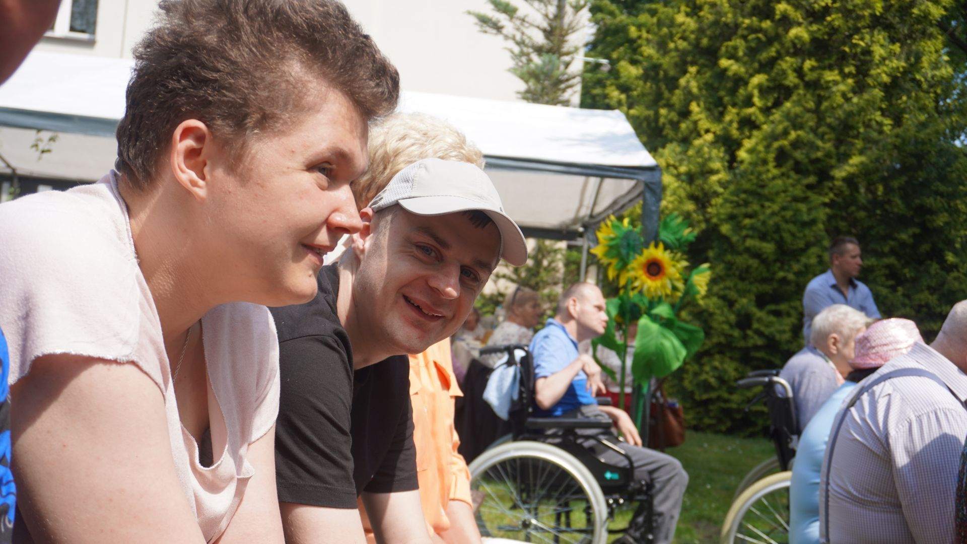 Anetka oraz Łukasz, siedzą na ławeczkach podczas ''II Pikniku u Józefa'' w DPS św. Józefa w Mieni. 