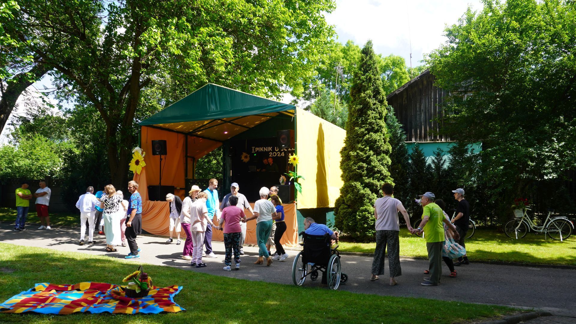 Uczestnicy ''II Pikniku u Józefa'', podczas zabawy tanecznej w DPS św. Józefa w Mieni.