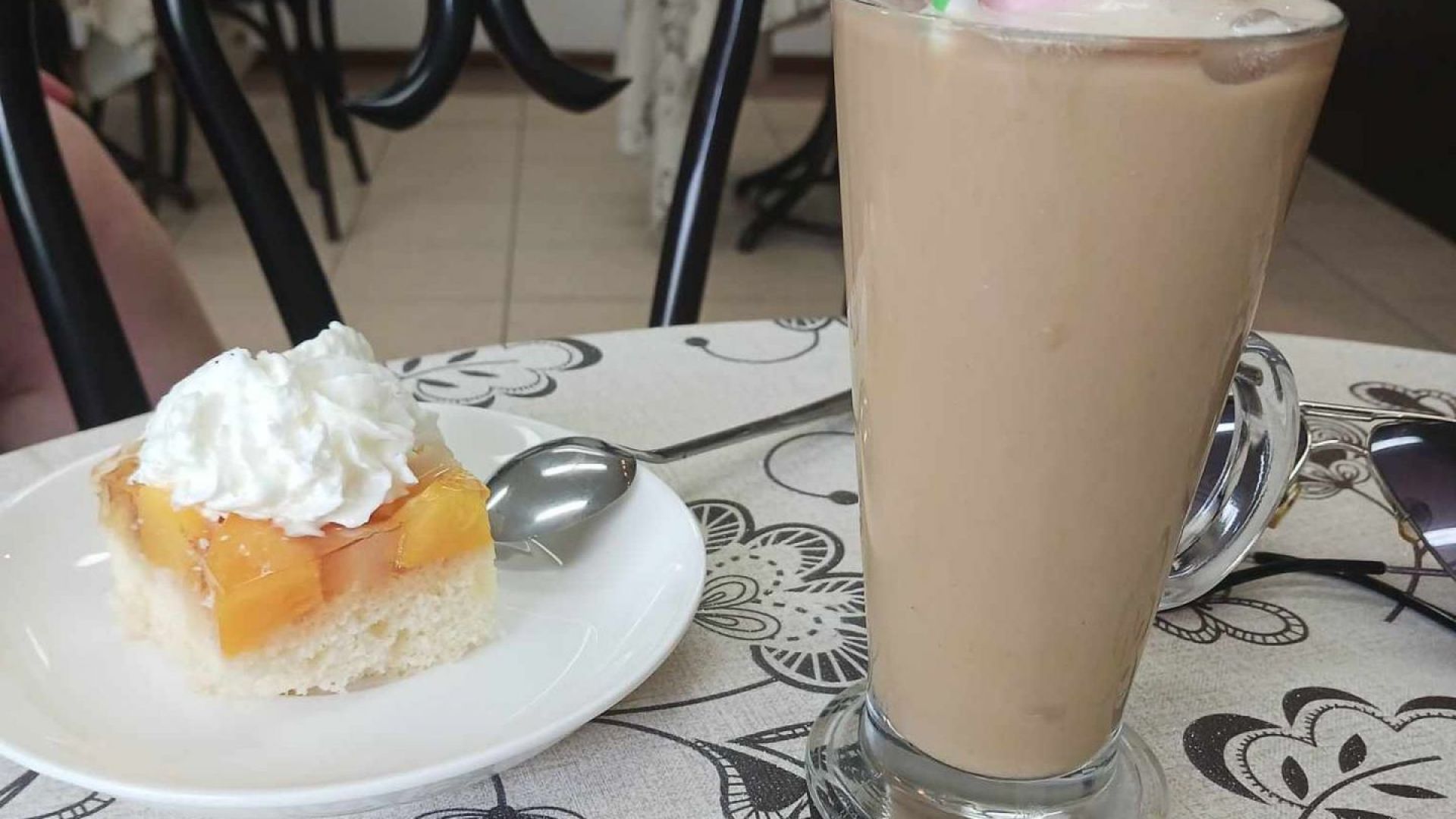 Kawa na zimno z lodami i ciasto serwowane w Art.-kawiarni.