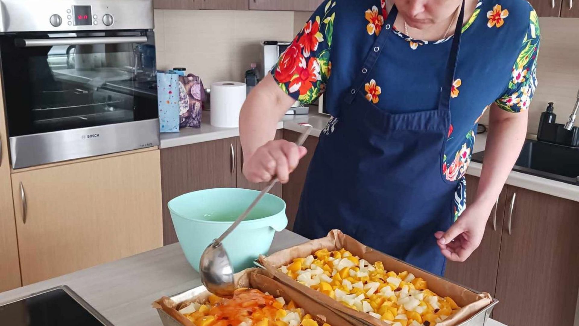 Uczestniczka Aneta podczas treningu kulinarnego zalewa ciasto galaretką.
