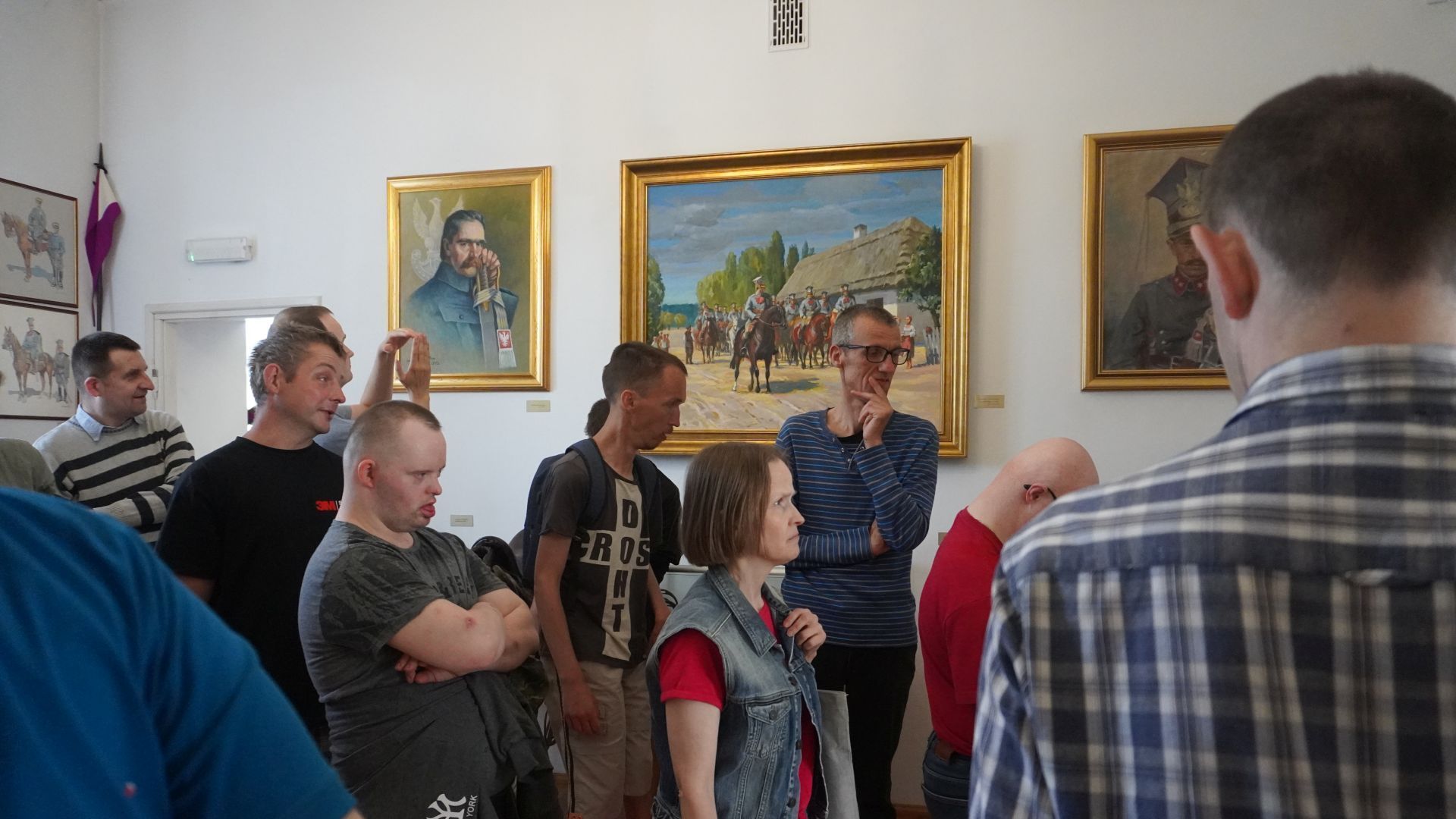 Uczestnicy z wizytą w Muzeum 7. Pułku Ułanów Lubelskich w Mińsku Mazowieckim, podczas słuchania opowieści przewodnika.