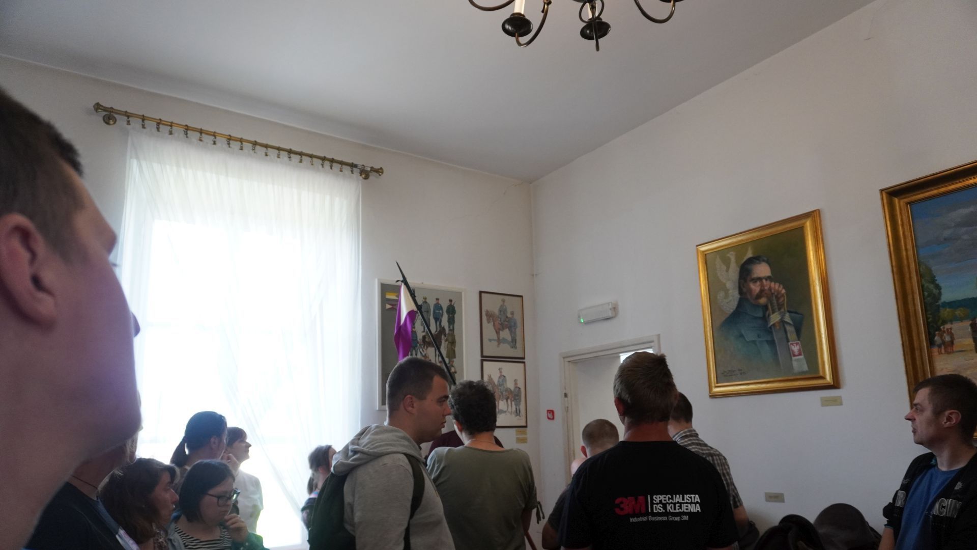 Uczestnicy z wizytą w Muzeum 7. Pułku Ułanów Lubelskich w Mińsku Mazowieckim, podczas oglądania eksponatów i pamiątek.