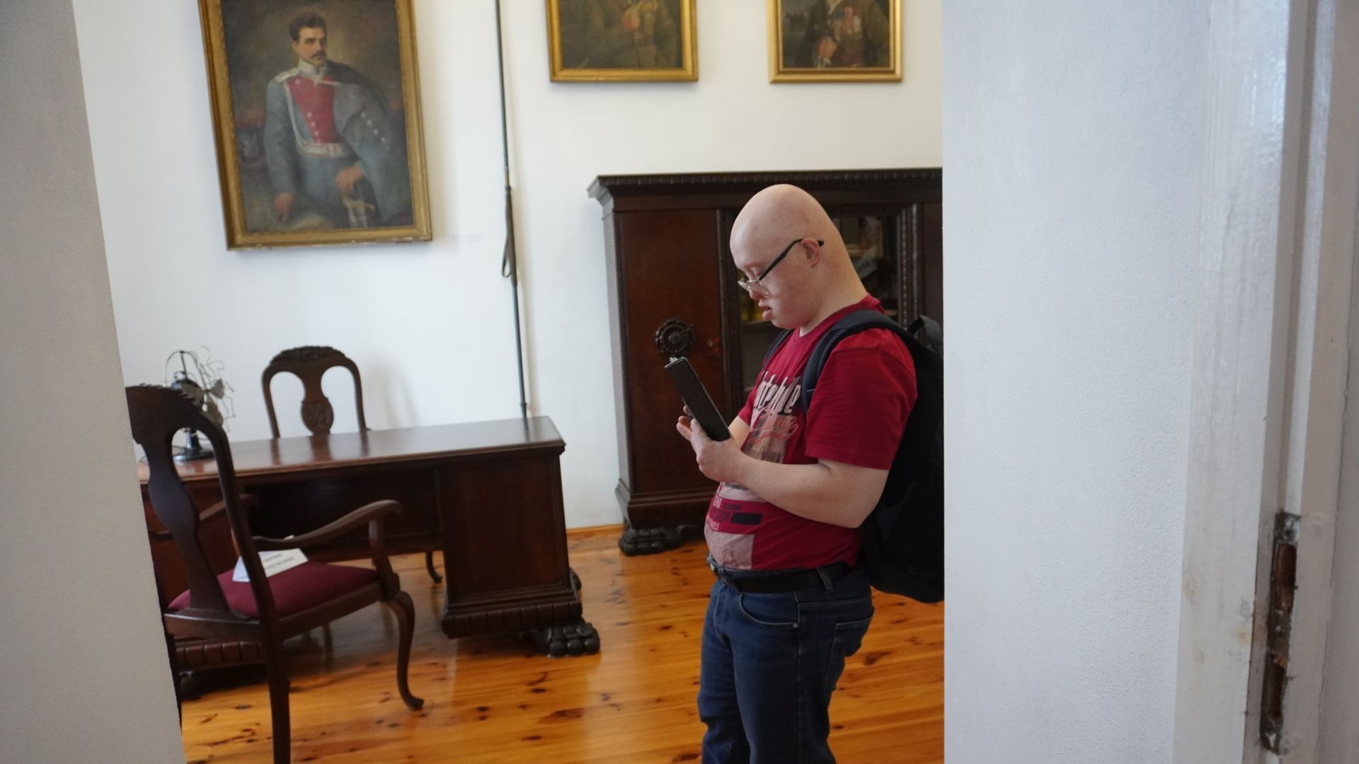 Uczestnik Mateusz podczas oglądania wystawy, robi zdjęcia pamiątkom w Muzeum 7. Pułku Ułanów Lubelskich.