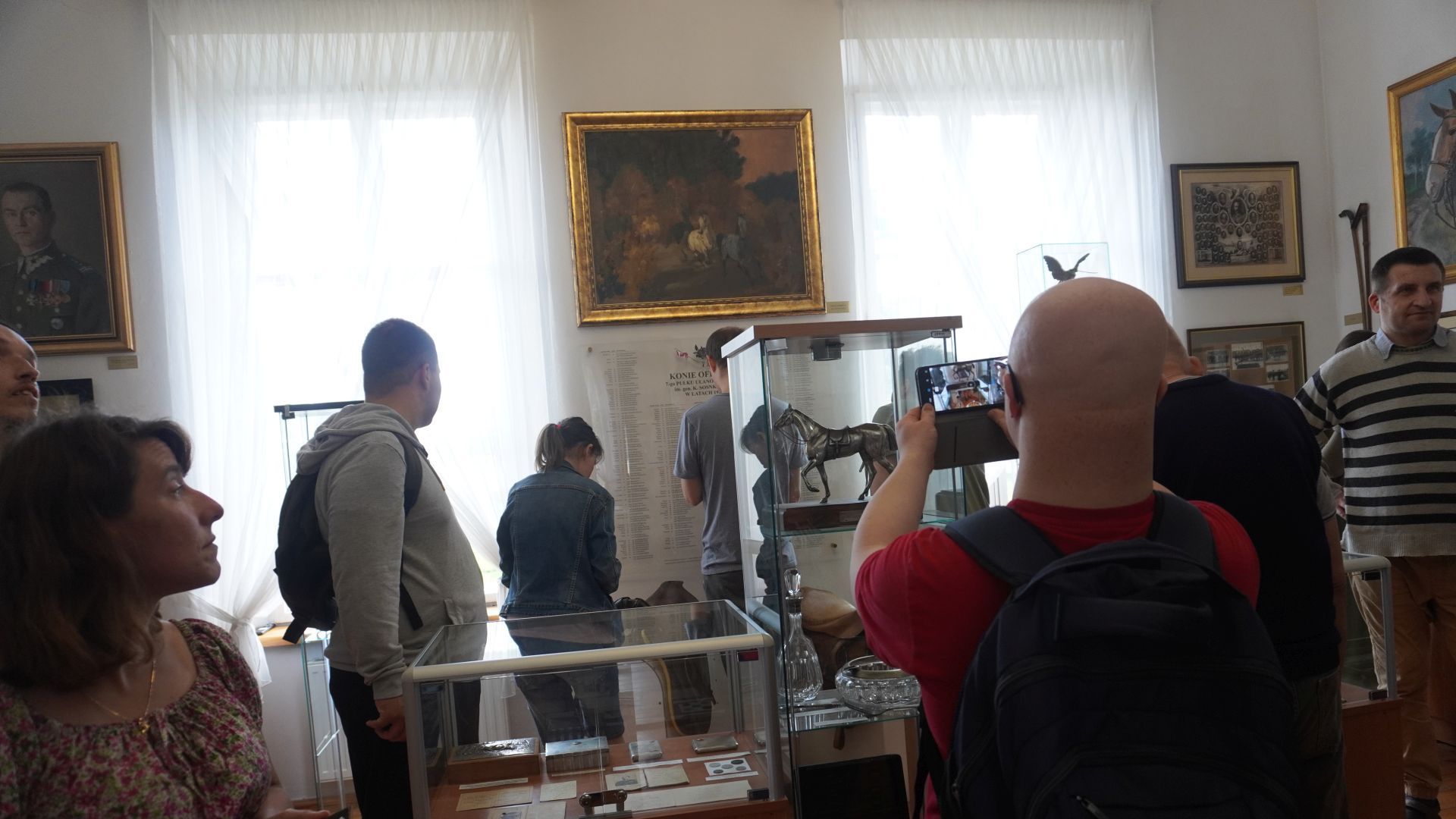 Uczestnicy z wizytą w Muzeum 7. Pułku Ułanów Lubelskich w Mińsku Mazowieckim, podczas oglądania eksponatów i pamiątek.