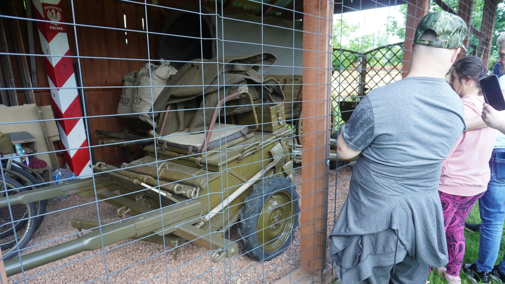 Uczestnicy z wizytą w Muzeum 7. Pułku Ułanów Lubelskich w Mińsku Mazowieckim, podczas oglądania eksponatów.