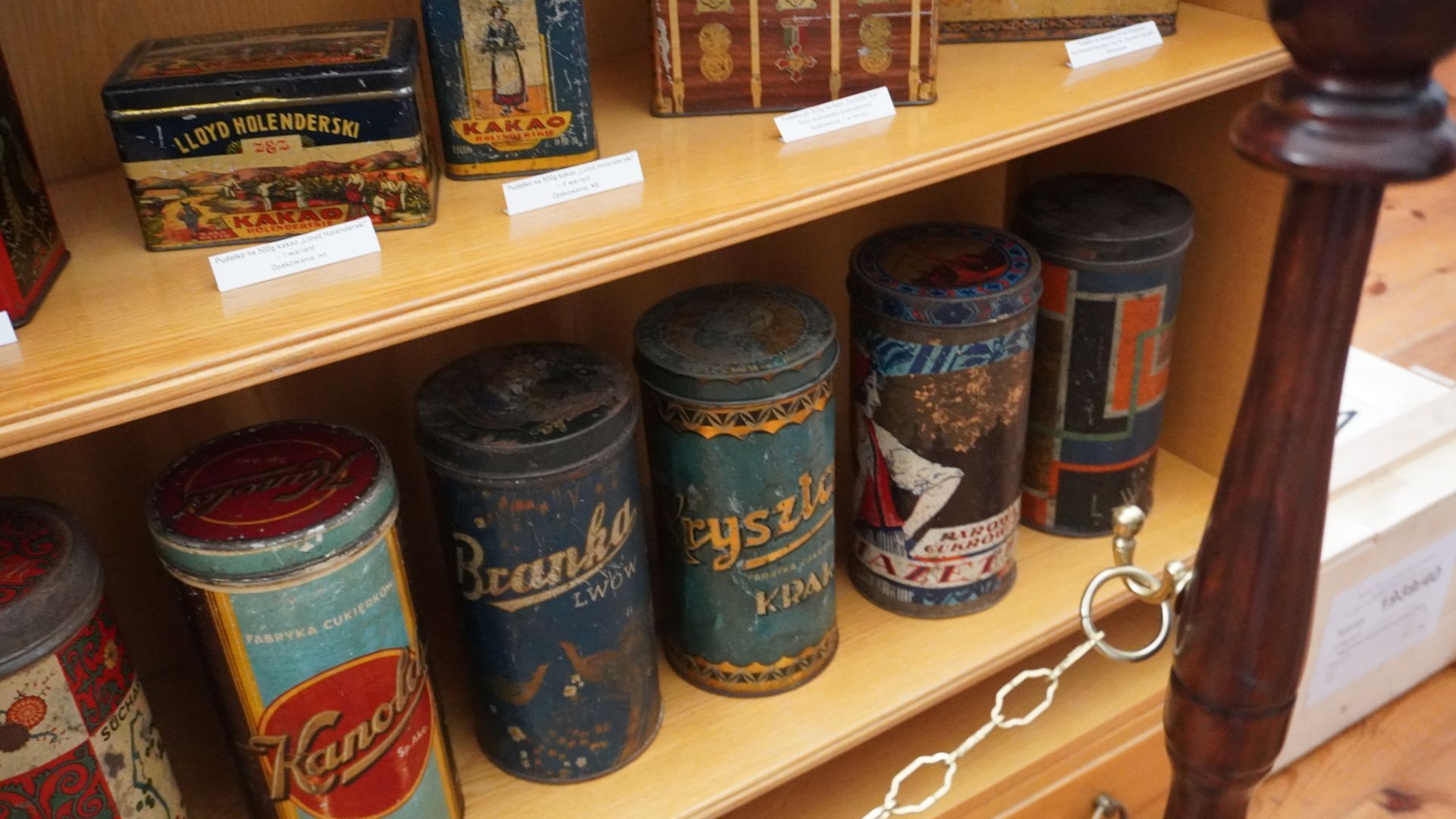 Wystawa przedwojennych opakowań i puszek po artykułach spożywczych, eksponowana w Muzeum 7. Pułku Ułanów Lubelskich.