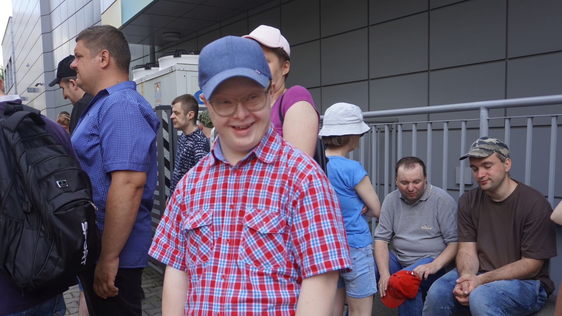 Uczestnik Mateusz, w oczekiwaniu na film ''Mój pies Artur'', pod kinem ''Muza'' w Mińsku Mazowieckim. 