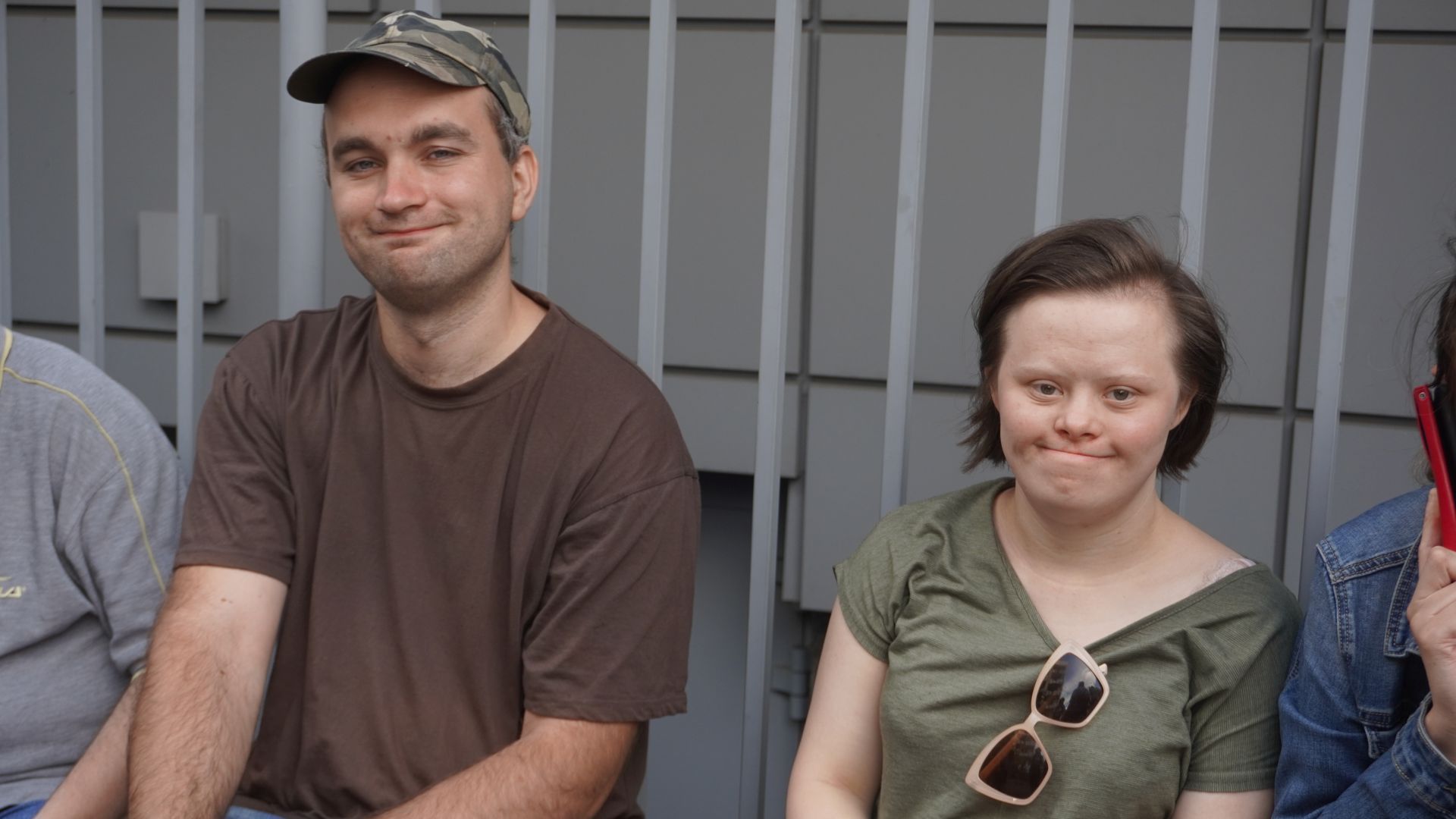 Konrad i Marta, w oczekiwaniu na film ''Mój pies Artur'', pod kinem ''Muza'' w Mińsku Mazowieckim.