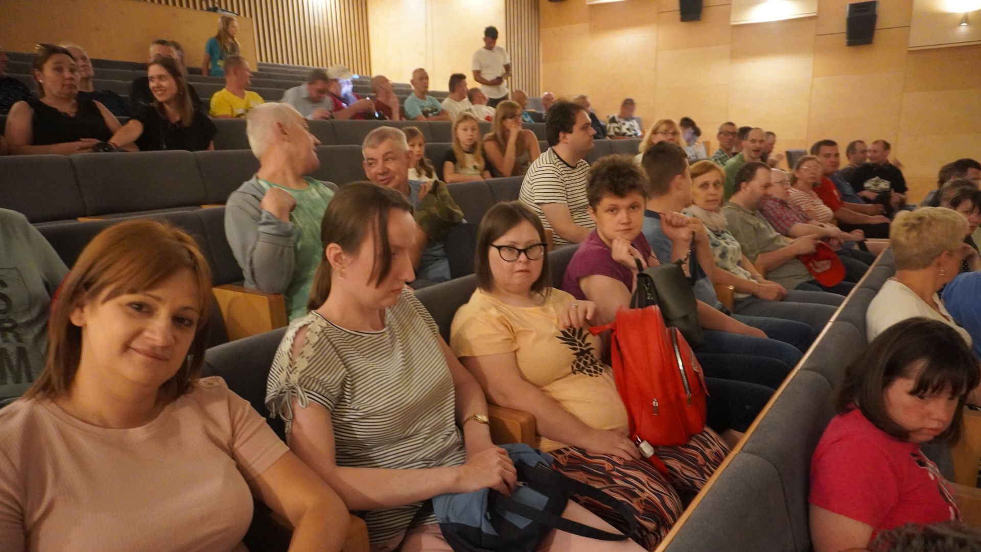 Nasza grupa oczekuje w sali kinowej na film ''Mój pies Artur''.