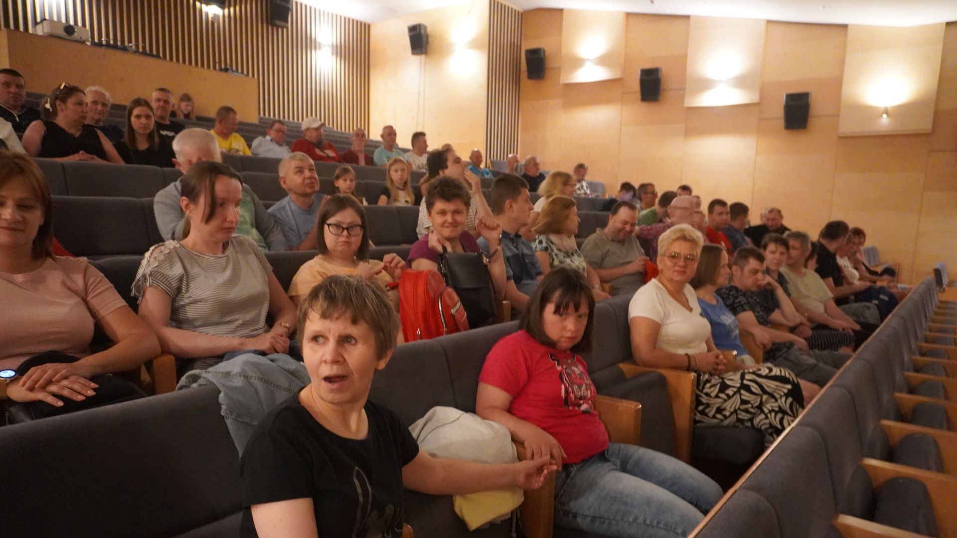 Nasza grupa oczekuje w sali kinowej na film ''Mój pies Artur''.