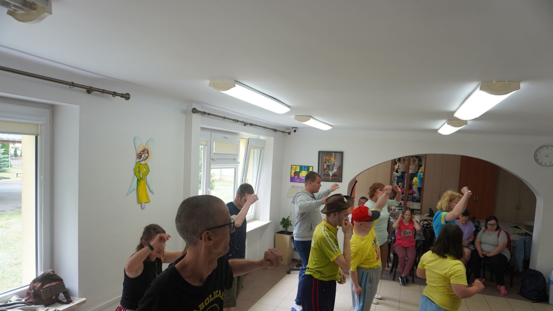 Uczestnicy prezentują swoje zdolności nabyte podczas zajęć zumby. 