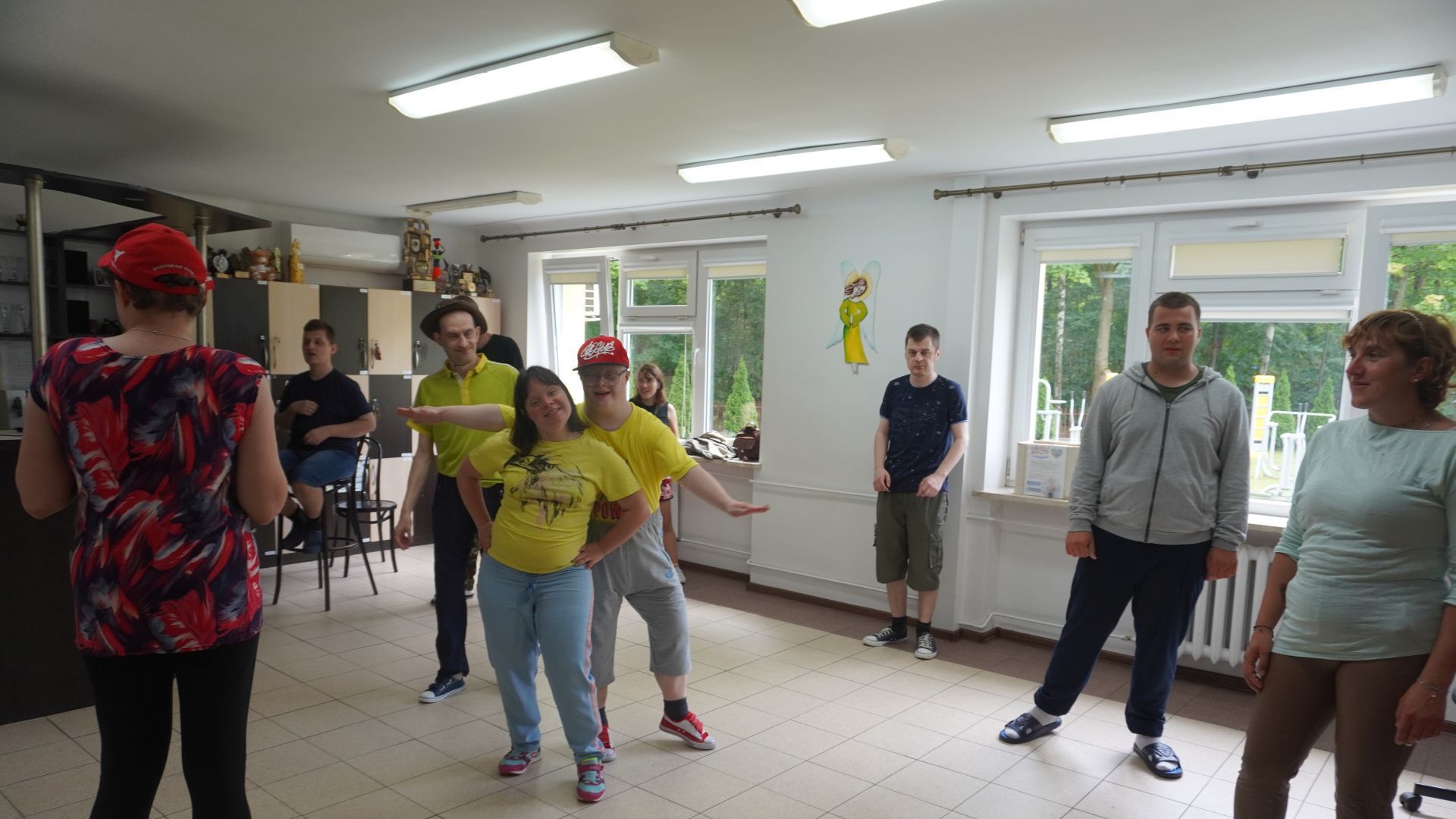 Uczestnicy prezentują swoje zdolności nabyte podczas zajęć zumby.