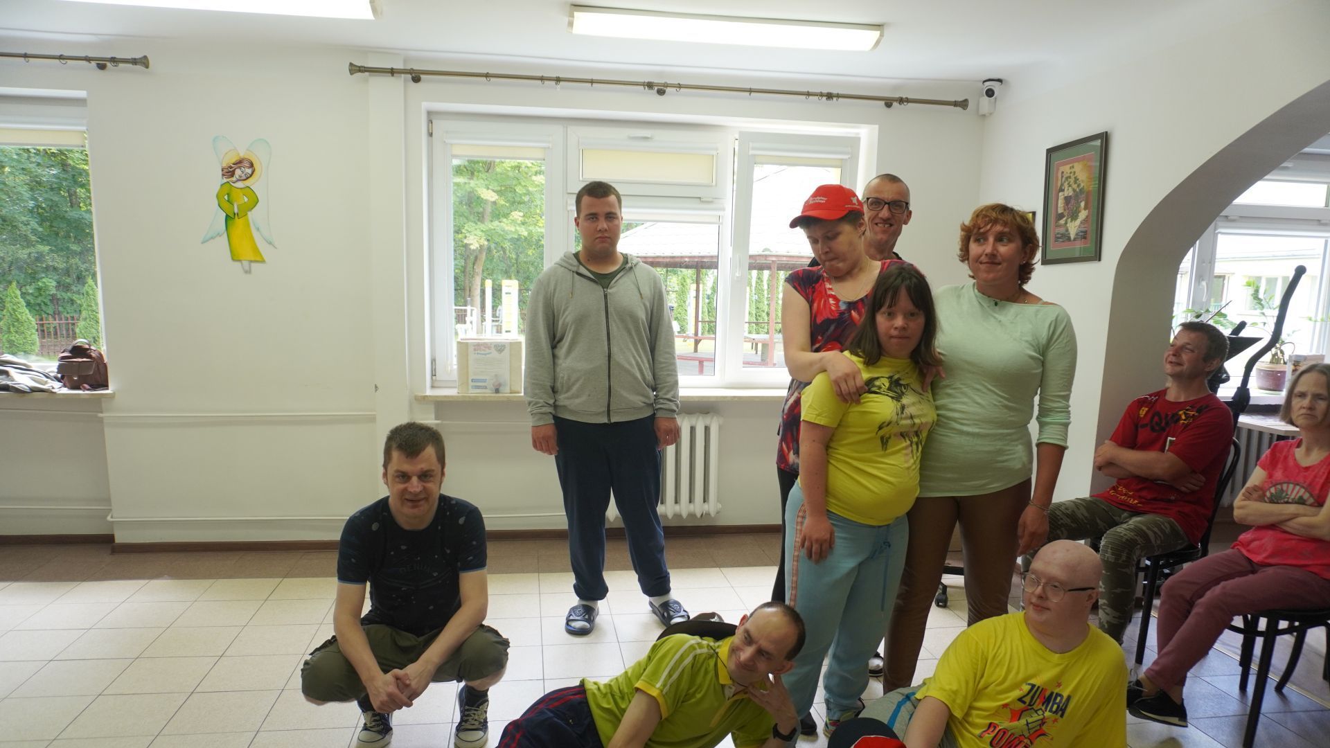 Uczestnicy pozują do grupowego zdjęcia podczas zajęć tanecznych z elementami zumby. 