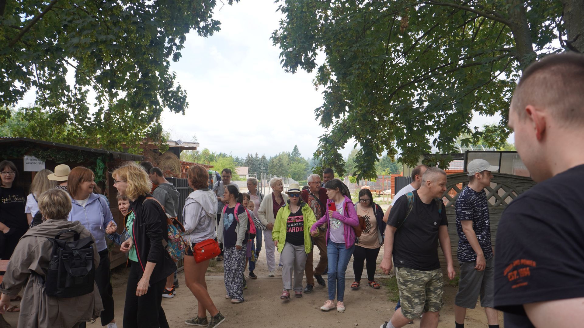 Uczestnicy i terapeuci podczas zwiedzania Mini Zoo na ''Farmie Goławice''.
