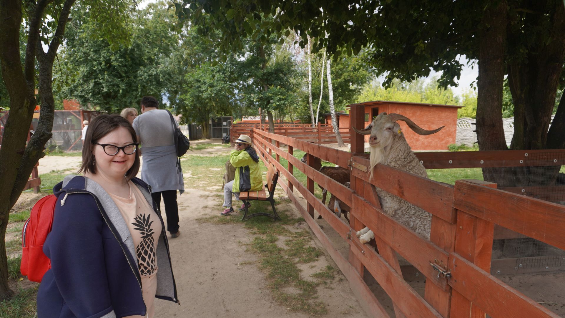 Uczestniczka Ania podczas zwiedzania Mini Zoo na ''Farmie Goławice''.