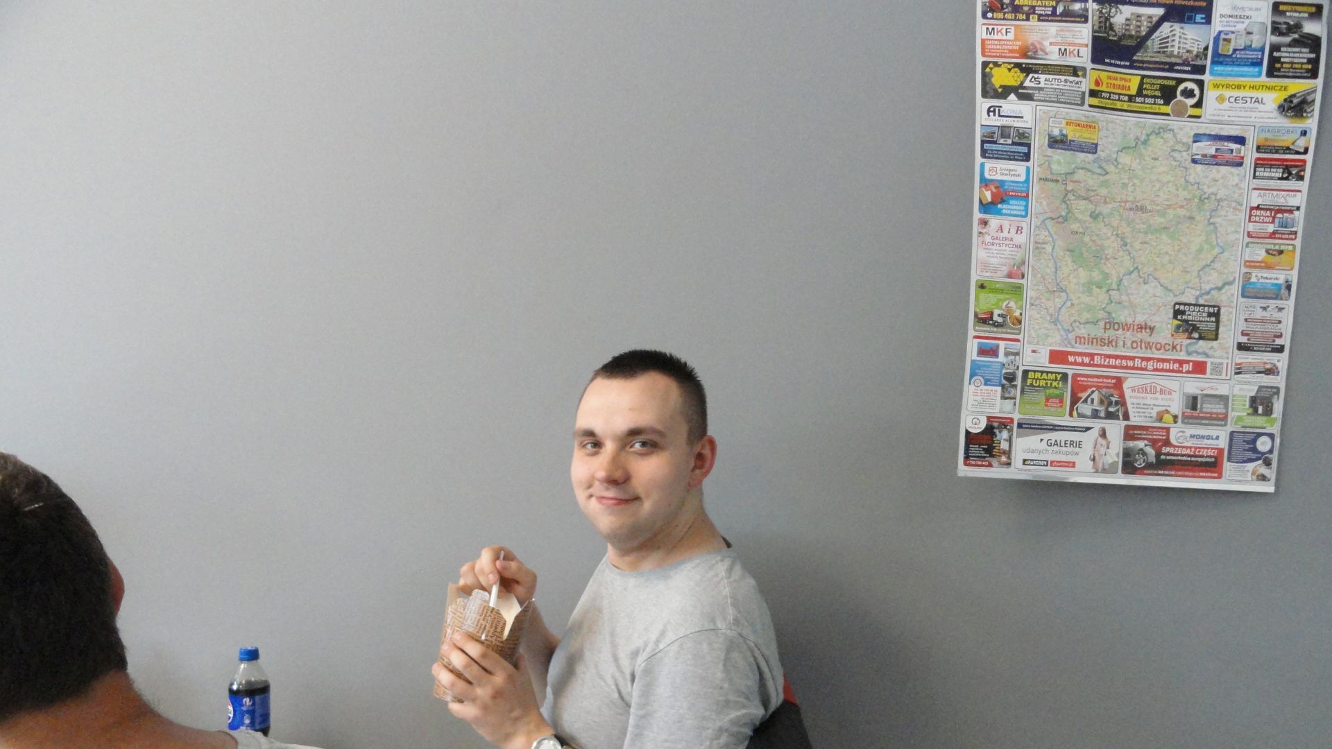 Uczestnik Paweł je posiłek w restauracji. 