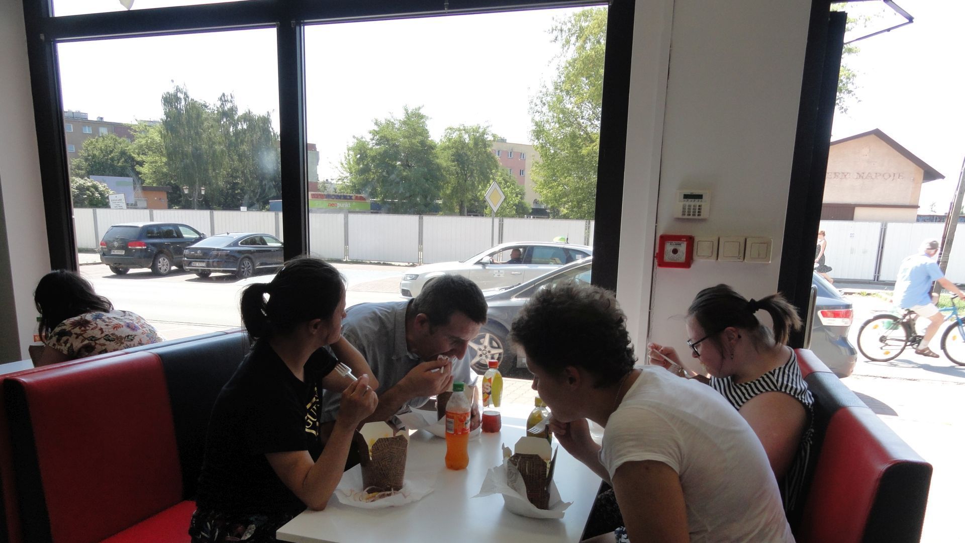 Uczestnicy jedzą zamówione dania w restauracji kebab.