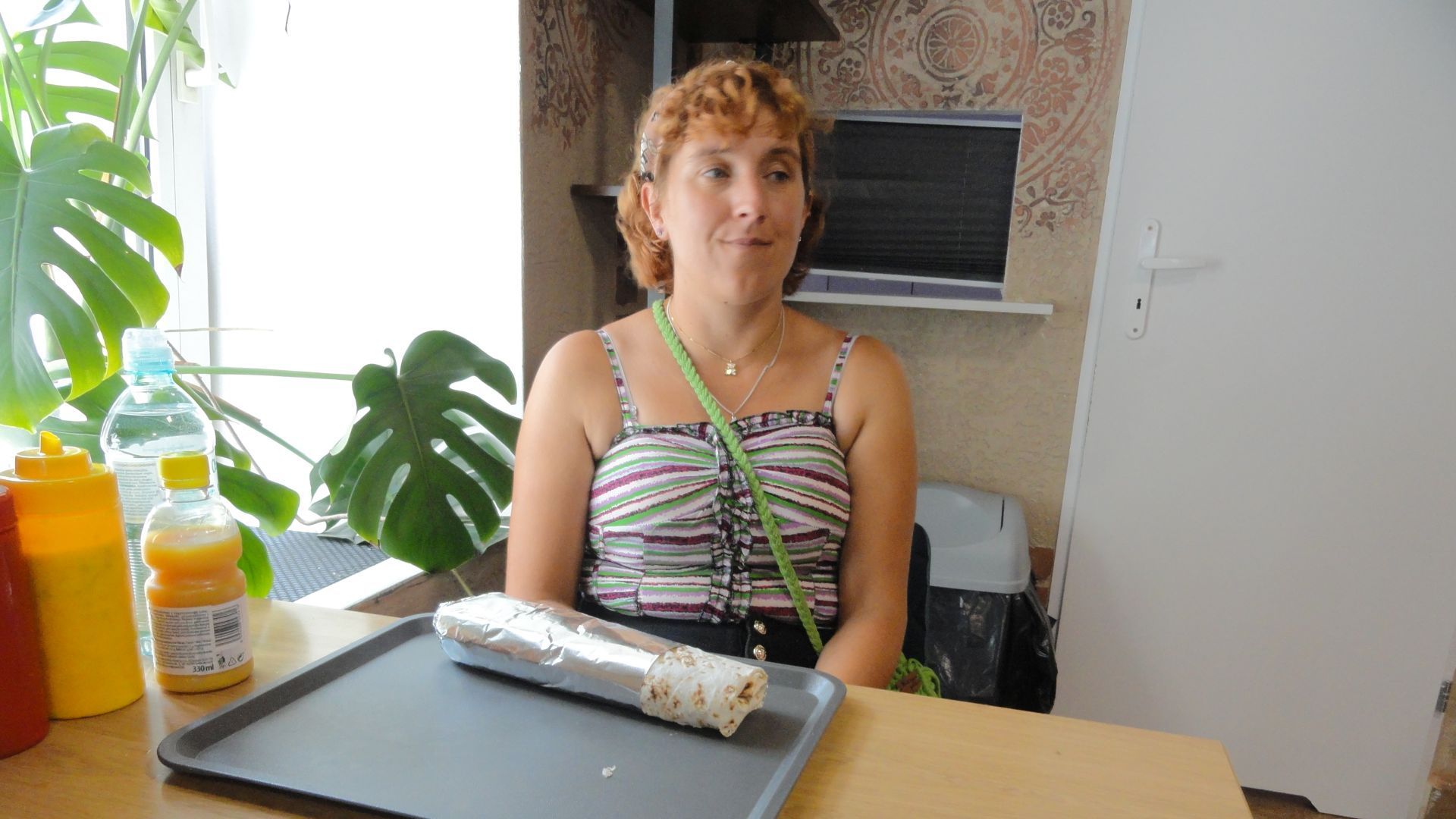 Uczestniczka Agnieszka w restauracji z zamówionym kebabem.