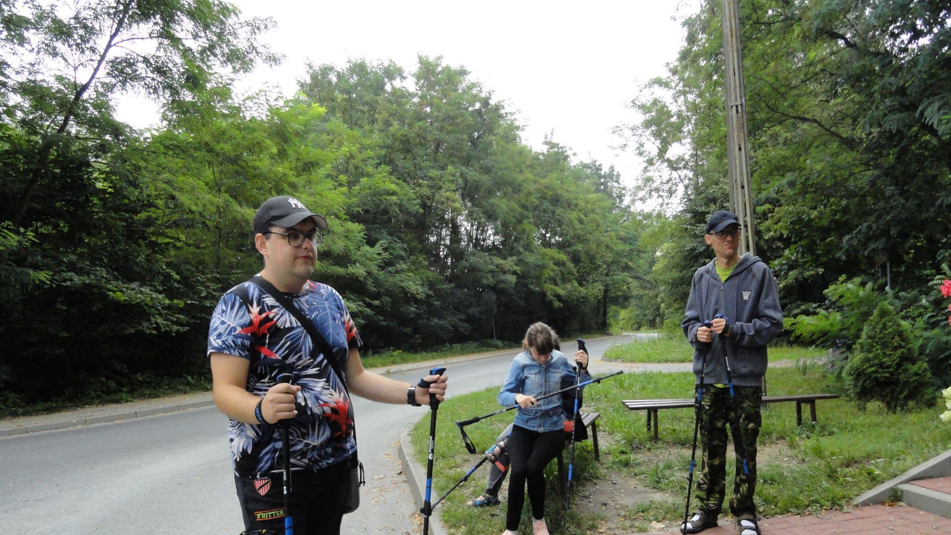 Uczestnicy odpoczywają podczas wyjścia z kijkami nordic walking.