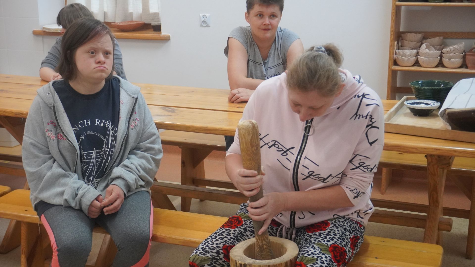 Uczestniczka Magdalena podczas warsztatów ''Od ziarenka do bochenka'' rozbija ziarna zbóż, aby pozyskać z nich mąkę. 