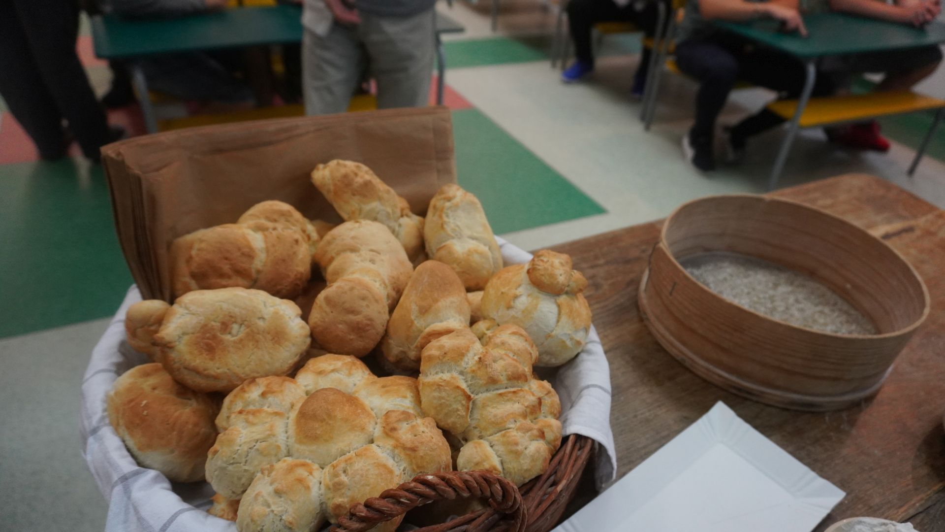 Upieczone bułki, które zostały zrobione przez naszych uczestników podczas warsztatów ''Od ziarenka do bochenka'' w Muzeum Wsi Radomskiej.