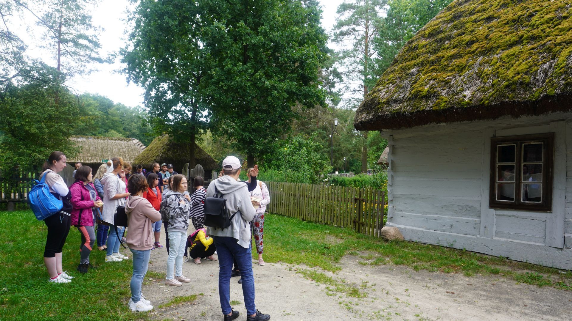 Uczestniczki podczas zwiedzania Muzeum Wsi Radomskiej.