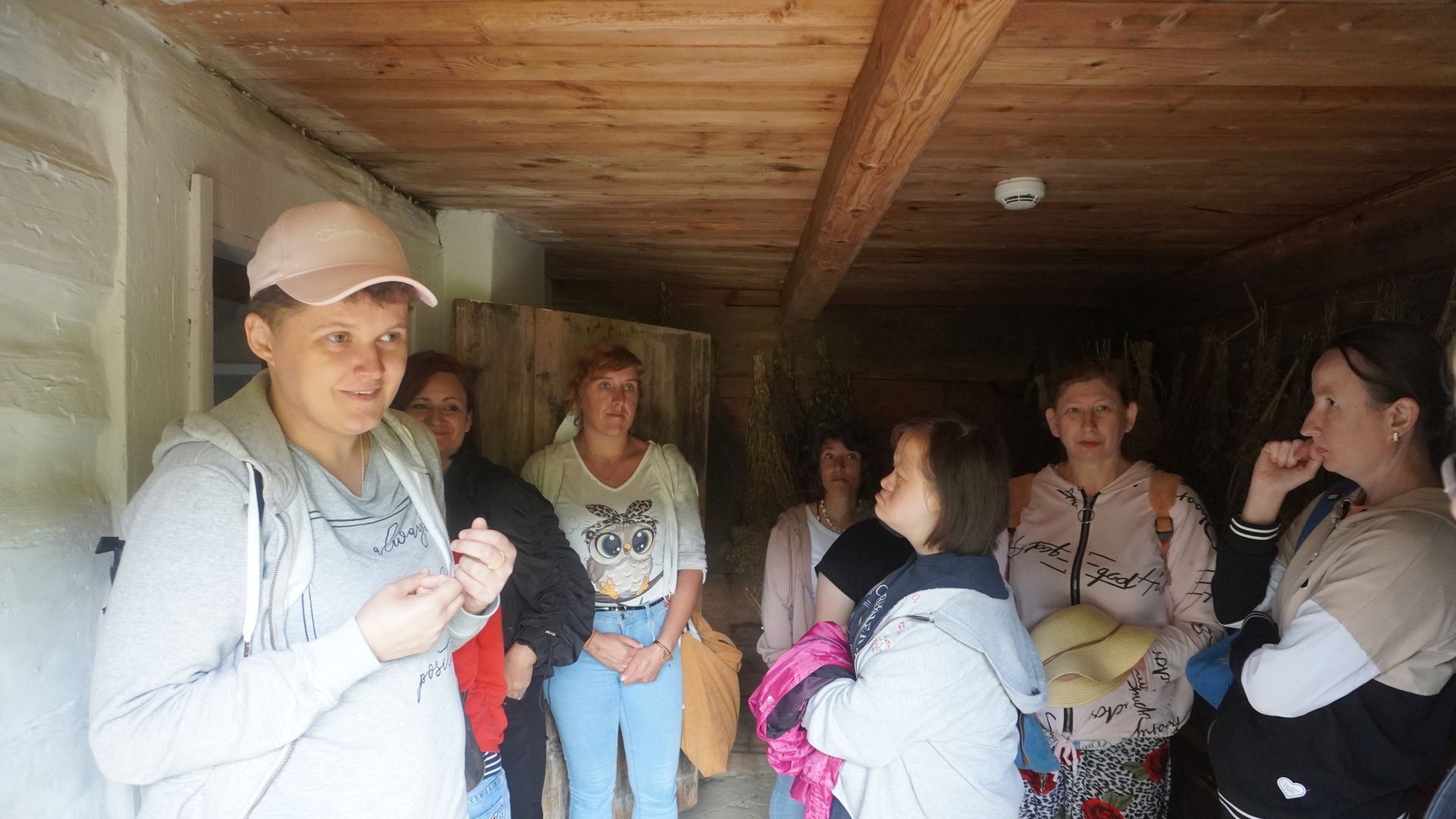 Uczestniczki podczas zwiedzania Muzeum Wsi Radomskiej.