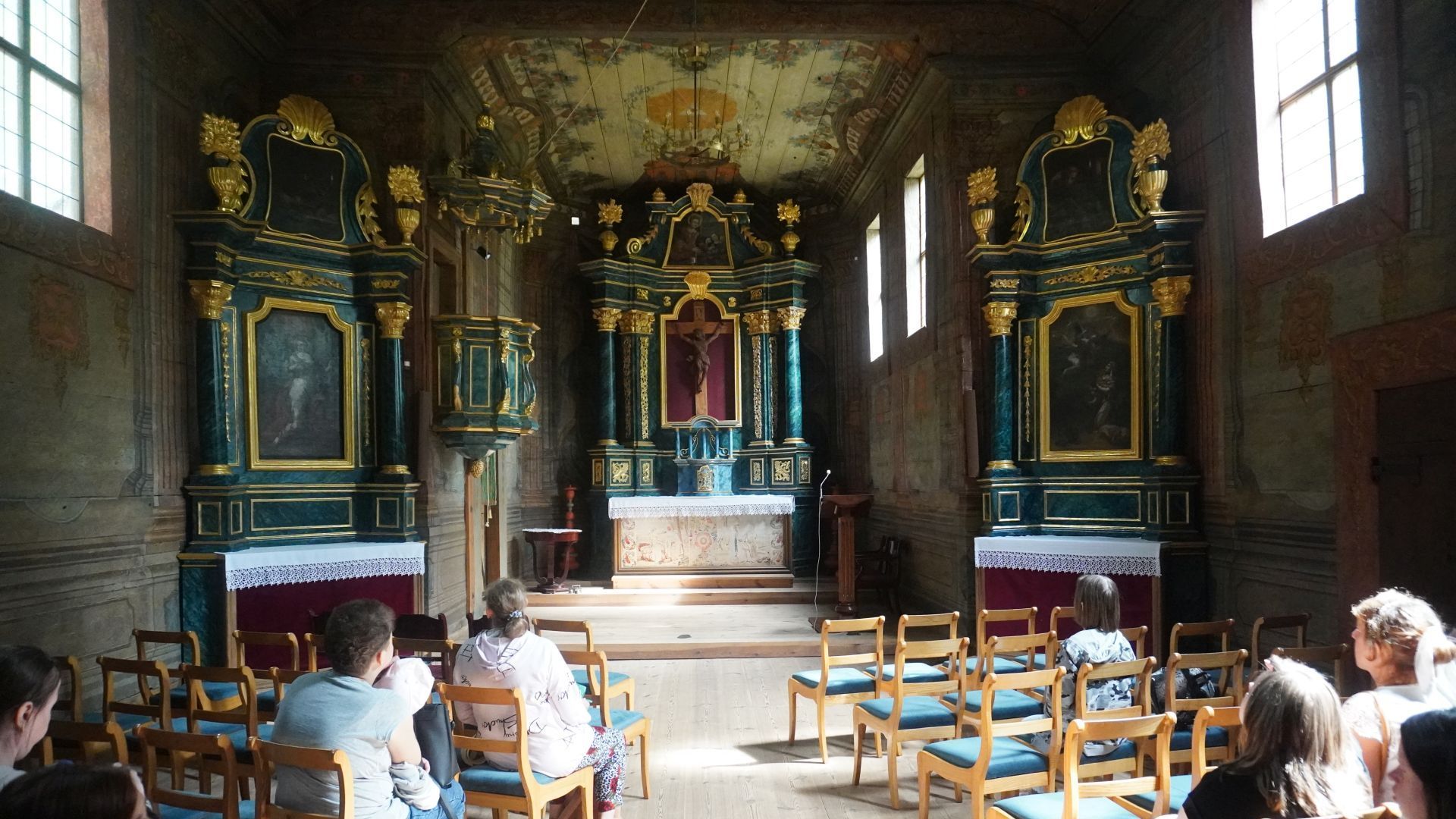 Uczestniczki w XVIII-wiecznym kościele z Wolanowa w Muzeum Wsi Radomskiej. 