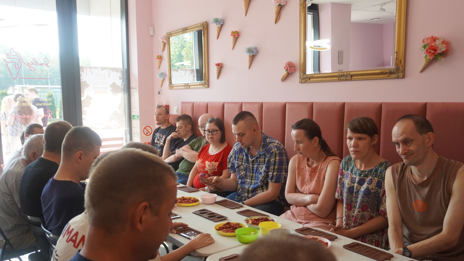 Uczestnicy podczas warsztatów dekorowania czekolady. 